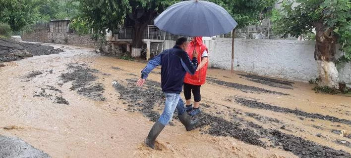 Κακοκαιρία στη Λαμία: Παγιδεύτηκε από το χείμαρρο ζευγάρι μέσα σε ΙΧ